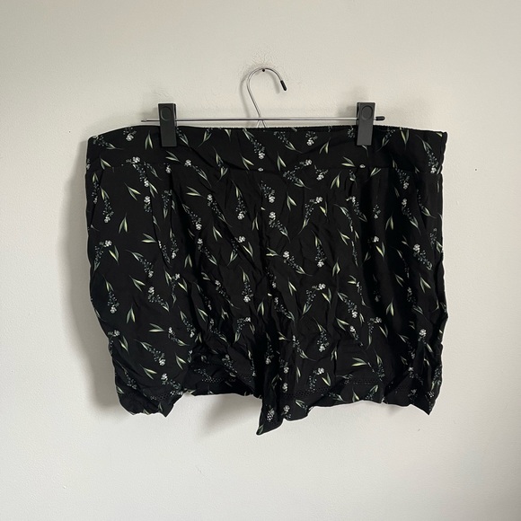 Apt 9 size XXL Floral print shorts - Picture 2 of 3
